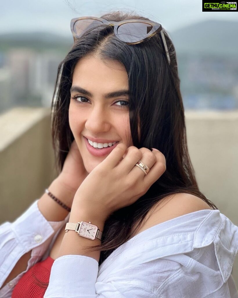 Kavya Thapar Instagram - BRB, sale season is calling 🤩 @danielwellington’ Black Friday sale is here with up to 50% off on select products and an additional 15% off with my code ‘KAVYA15' ❤️ India