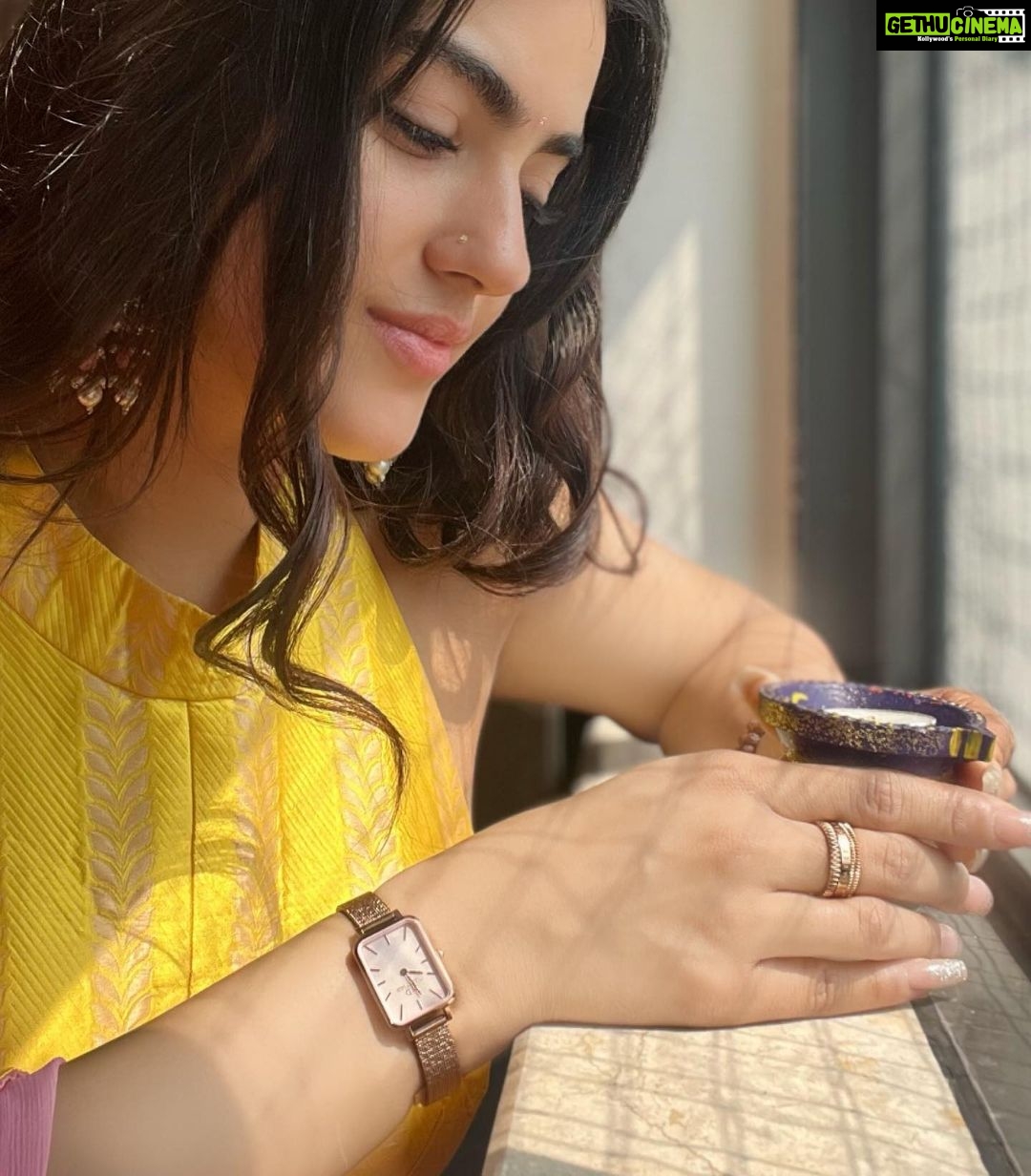Kavya Thapar Instagram - Another day, another festive outfit; Ft. @danielwellington watch 😍 Check out their exciting sale of up to 30% off and use my code “KAVYA15” to get an extra 15% off on their website. ✨🪔 #ad #dwindia #danielwellington #DWali India