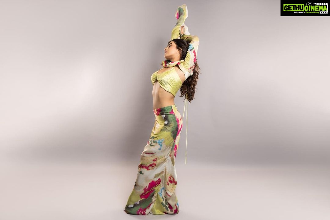 Kavya Thapar Instagram - Vegan protein got me like …. Shot by @vaspaan_shroff Makeup | @palak_makeupandhair Hair | @facestories_by_harmankaur Hmu HOD | @dishakhannaartistry Wearing | @arokaofficial Styling | @sakshi312 Assisted by | @sanjamkaur92 @kinjal_maru04 🫶 India