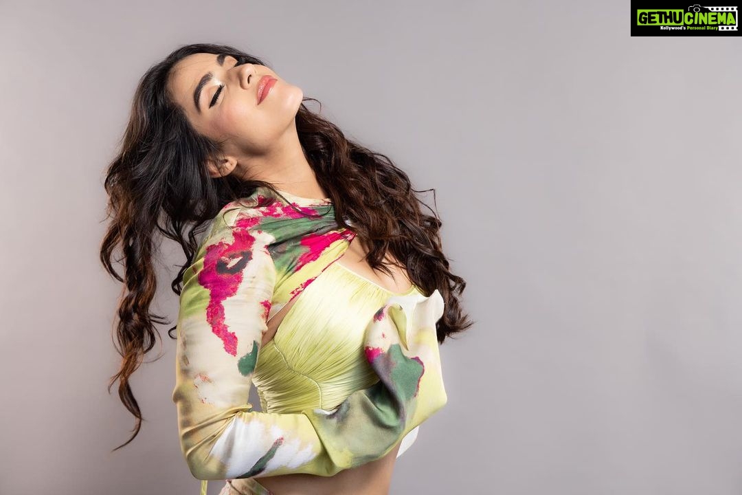 Kavya Thapar Instagram - Vegan protein got me like …. Shot by @vaspaan_shroff Makeup | @palak_makeupandhair Hair | @facestories_by_harmankaur Hmu HOD | @dishakhannaartistry Wearing | @arokaofficial Styling | @sakshi312 Assisted by | @sanjamkaur92 @kinjal_maru04 🫶 India