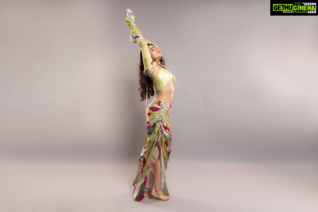 Kavya Thapar Instagram - Vegan protein got me like …. Shot by @vaspaan_shroff Makeup | @palak_makeupandhair Hair | @facestories_by_harmankaur Hmu HOD | @dishakhannaartistry Wearing | @arokaofficial Styling | @sakshi312 Assisted by | @sanjamkaur92 @kinjal_maru04 🫶 India