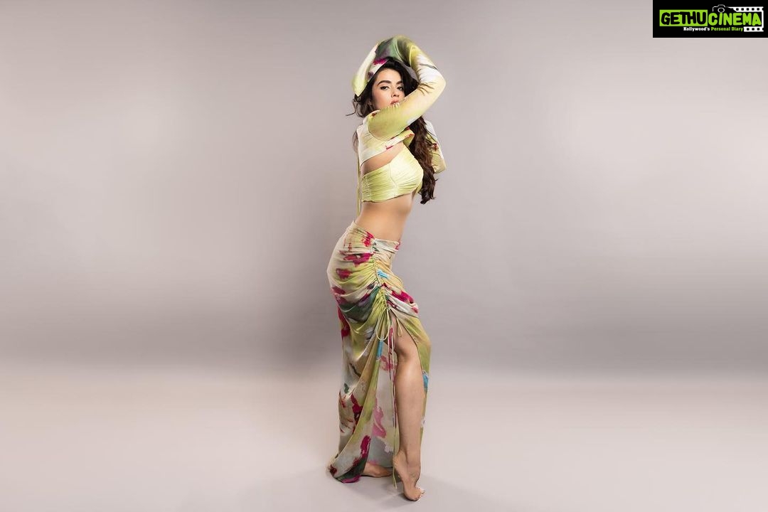 Kavya Thapar Instagram - Vegan protein got me like …. Shot by @vaspaan_shroff Makeup | @palak_makeupandhair Hair | @facestories_by_harmankaur Hmu HOD | @dishakhannaartistry Wearing | @arokaofficial Styling | @sakshi312 Assisted by | @sanjamkaur92 @kinjal_maru04 🫶 India