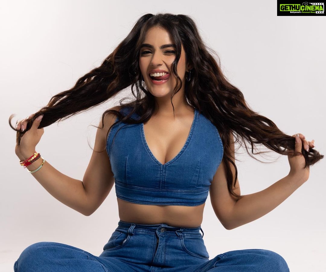 Kavya Thapar Instagram - Cute to crazy real quick ☺️🤷♂️ #denimdoll Shot by @vaspaan_shroff Makeup | @palak_makeupandhair Hair | @facestories_by_harmankaur Hmu hod | @dishakhannaartistry Wearing | @shopheymissy Jewellery | @radhikaagrawalstudio Styling | @sakshi312 Styling assistants | @kinjal_maru04 @sanjamkaur92 Agency | @runwaylifestyl @varunkatoch06 @jaikishenraheja ✨ India
