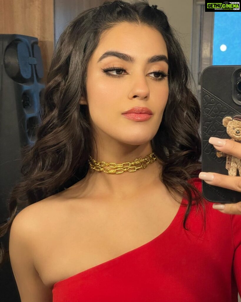 Kavya Thapar Instagram - I realised I never gave y’alls a mirror selfie n all that … but I guess we count this as a good start eh ? 😬💥🌶 ❤️ P.s. a lot coming from this look cause it’s my current fav! 🔥 Wearing : @melova__ @the_jewel_factor @ashay.newdelhi 🔥 Styling | @sakshi312 assisted by @sanjamkaur92 @kinjal_maru04 🌹 Makeup | @glowupwithsrushti ❤️ Hair | @stylistsony 💋 Runway Lifestyle