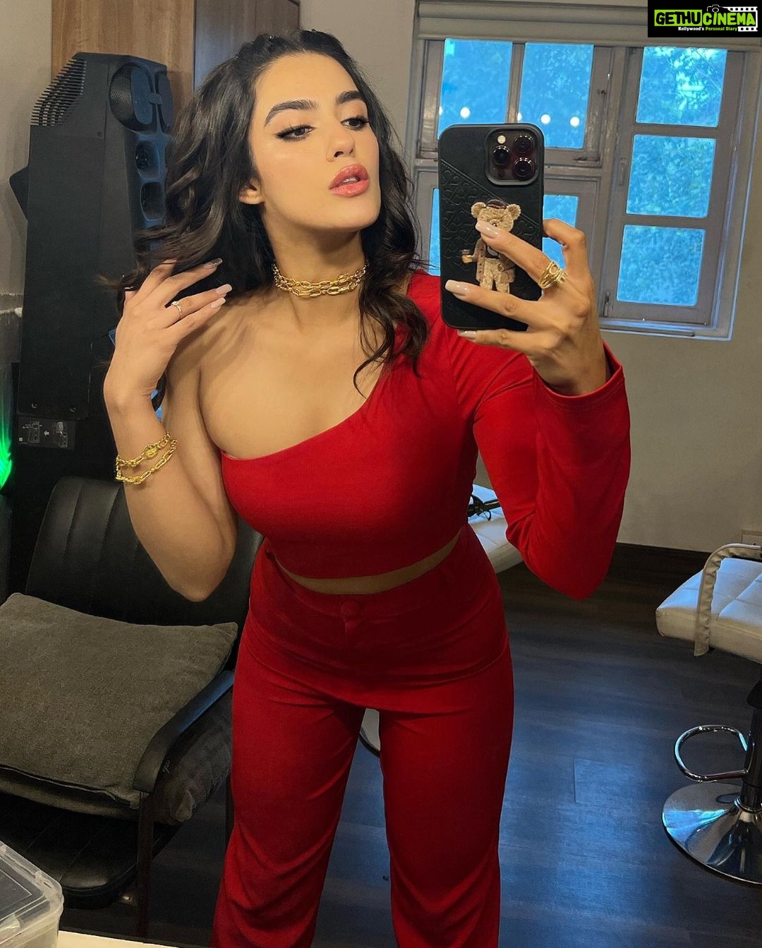 Kavya Thapar Instagram - I realised I never gave y’alls a mirror selfie n all that … but I guess we count this as a good start eh ? 😬💥🌶 ❤️ P.s. a lot coming from this look cause it’s my current fav! 🔥 Wearing : @melova__ @the_jewel_factor @ashay.newdelhi 🔥 Styling | @sakshi312 assisted by @sanjamkaur92 @kinjal_maru04 🌹 Makeup | @glowupwithsrushti ❤️ Hair | @stylistsony 💋 Runway Lifestyle