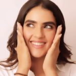 Kavya Thapar Instagram - Do you know the best way to get hydrated youthful skin? 🤩 It’s adding Hyaluronic Acid to your skincare routine and I use the L’Oréal Paris Hyaluronic Acid Cream. It has a lightweight and non-sticky texture that absorbs quickly into the skin leaving it instantly hydrated. It also replumps the skin and helps fight first signs of aging 🤍 @lorealparis ✨ - #Ad #ScienceOfHyaluron #PowerofHACream #LorealParisIndia . . . . TEAM Agency - @runwaylifestyl @varunkatoch06 @jaikishenraheja @payaltanna @_sonaljangra HMU - @sakbagasramua Shot at @runwaylifestylstudio #reels #reelsinstagram #beauty #hyaluronicacid #skincare