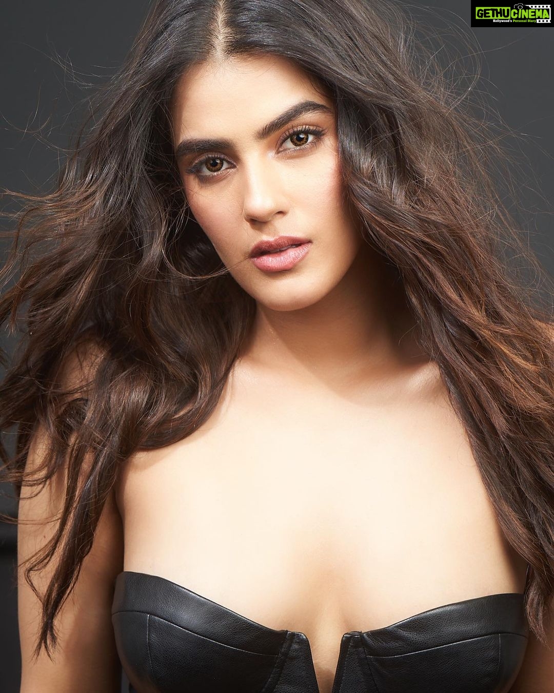 Kavya Thapar Instagram - Baddy with a good look 🏴☠️ TEAM Shot by - @amyn.hooda Hmu - @priyankachourasia342 Styling - @kavyathapar20 (me) Agency - @runwaylifestyl @runwaylifestylstudio @varunkatoch06 @jaikishenraheja ✨ India