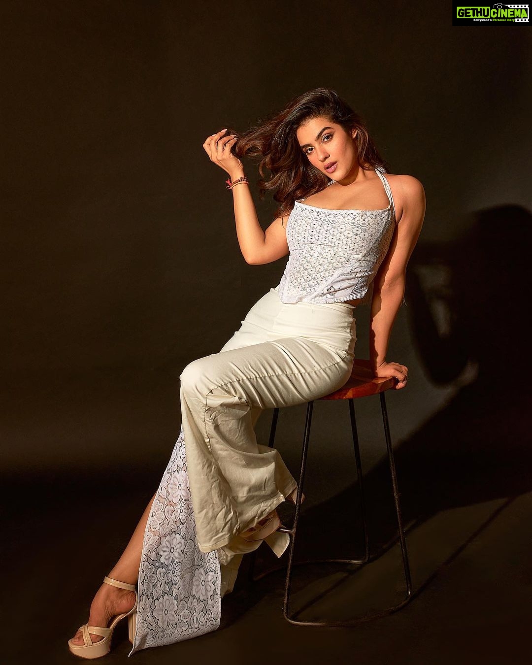 Kavya Thapar Instagram - Watching my crush walk in like 😮💨🧘🏻♀️ TEAM Shot by | @bhushanpunsephotography Hmu | @dynamitepikachu Styling | @pal_loveee Studio | @runwaylifestylstudio Agency | @runwaylifestyl @varunkatoch06 🫶 Runway Lifestyle