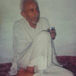 Kavya Thapar Instagram - गुरू ब्रह्मा गुरू विष्णु, गुरु देवो महेश्वरा गुरु साक्षात परब्रह्म, तस्मै श्री गुरुवे नम: अर्थात गुरु ही ब्रह्मा है, गुरु ही विष्णु है और गुरु ही भगवान शंकर है। गुरु ही साक्षात परब्रह्म है। ऐसे गुरु को मैं प्रणाम करती हूं। Aap sabhi ko Gurupurnima ki badhaiya 🎉 Bhagwan aap sabhi ko Guru ki apratyaksh kripa daan kare✨ 🪷 May you all find your guru 🪷 “ Sunn Lo Chatur Sujaan Nigure nahin rehna, Nigure Ka Nahin Kahin Thikana, Chauraasi Mein Aana Jaana । Pade Narak Ki Khan, Nigure Nahin Rehna.. “ Shukrana guruji 🙏✨ Mera aapki kripa se sab kaam ho raha hai .. karte ho tum guruji, mera naam ho raha hai 🩷💐 Aap na hote toh aaj hum na hote, hote toh na jaane kaise kaha hote… Shukrana Shukrana Shukrana Mere Ram 💗🪷🥺🫂👨‍👧🩷✨ Anant Dham