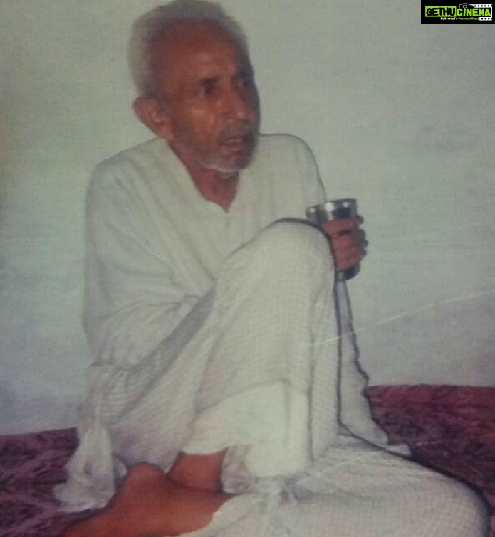 Kavya Thapar Instagram - गुरू ब्रह्मा गुरू विष्णु, गुरु देवो महेश्वरा गुरु साक्षात परब्रह्म, तस्मै श्री गुरुवे नम: अर्थात गुरु ही ब्रह्मा है, गुरु ही विष्णु है और गुरु ही भगवान शंकर है। गुरु ही साक्षात परब्रह्म है। ऐसे गुरु को मैं प्रणाम करती हूं। Aap sabhi ko Gurupurnima ki badhaiya 🎉 Bhagwan aap sabhi ko Guru ki apratyaksh kripa daan kare✨ 🪷 May you all find your guru 🪷 “ Sunn Lo Chatur Sujaan Nigure nahin rehna, Nigure Ka Nahin Kahin Thikana, Chauraasi Mein Aana Jaana । Pade Narak Ki Khan, Nigure Nahin Rehna.. “ Shukrana guruji 🙏✨ Mera aapki kripa se sab kaam ho raha hai .. karte ho tum guruji, mera naam ho raha hai 🩷💐 Aap na hote toh aaj hum na hote, hote toh na jaane kaise kaha hote… Shukrana Shukrana Shukrana Mere Ram 💗🪷🥺🫂👨👧🩷✨ Anant Dham