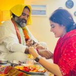 Kavya Thapar Instagram - गुरू ब्रह्मा गुरू विष्णु, गुरु देवो महेश्वरा गुरु साक्षात परब्रह्म, तस्मै श्री गुरुवे नम: अर्थात गुरु ही ब्रह्मा है, गुरु ही विष्णु है और गुरु ही भगवान शंकर है। गुरु ही साक्षात परब्रह्म है। ऐसे गुरु को मैं प्रणाम करती हूं। Aap sabhi ko Gurupurnima ki badhaiya 🎉 Bhagwan aap sabhi ko Guru ki apratyaksh kripa daan kare✨ 🪷 May you all find your guru 🪷 “ Sunn Lo Chatur Sujaan Nigure nahin rehna, Nigure Ka Nahin Kahin Thikana, Chauraasi Mein Aana Jaana । Pade Narak Ki Khan, Nigure Nahin Rehna.. “ Shukrana guruji 🙏✨ Mera aapki kripa se sab kaam ho raha hai .. karte ho tum guruji, mera naam ho raha hai 🩷💐 Aap na hote toh aaj hum na hote, hote toh na jaane kaise kaha hote… Shukrana Shukrana Shukrana Mere Ram 💗🪷🥺🫂👨‍👧🩷✨ Anant Dham