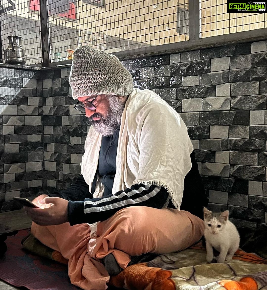 Kavya Thapar Instagram - गुरू ब्रह्मा गुरू विष्णु, गुरु देवो महेश्वरा गुरु साक्षात परब्रह्म, तस्मै श्री गुरुवे नम: अर्थात गुरु ही ब्रह्मा है, गुरु ही विष्णु है और गुरु ही भगवान शंकर है। गुरु ही साक्षात परब्रह्म है। ऐसे गुरु को मैं प्रणाम करती हूं। Aap sabhi ko Gurupurnima ki badhaiya 🎉 Bhagwan aap sabhi ko Guru ki apratyaksh kripa daan kare✨ 🪷 May you all find your guru 🪷 “ Sunn Lo Chatur Sujaan Nigure nahin rehna, Nigure Ka Nahin Kahin Thikana, Chauraasi Mein Aana Jaana । Pade Narak Ki Khan, Nigure Nahin Rehna.. “ Shukrana guruji 🙏✨ Mera aapki kripa se sab kaam ho raha hai .. karte ho tum guruji, mera naam ho raha hai 🩷💐 Aap na hote toh aaj hum na hote, hote toh na jaane kaise kaha hote… Shukrana Shukrana Shukrana Mere Ram 💗🪷🥺🫂👨👧🩷✨ Anant Dham