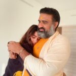 Kavya Thapar Instagram - गुरू ब्रह्मा गुरू विष्णु, गुरु देवो महेश्वरा गुरु साक्षात परब्रह्म, तस्मै श्री गुरुवे नम: अर्थात गुरु ही ब्रह्मा है, गुरु ही विष्णु है और गुरु ही भगवान शंकर है। गुरु ही साक्षात परब्रह्म है। ऐसे गुरु को मैं प्रणाम करती हूं। Aap sabhi ko Gurupurnima ki badhaiya 🎉 Bhagwan aap sabhi ko Guru ki apratyaksh kripa daan kare✨ 🪷 May you all find your guru 🪷 “ Sunn Lo Chatur Sujaan Nigure nahin rehna, Nigure Ka Nahin Kahin Thikana, Chauraasi Mein Aana Jaana । Pade Narak Ki Khan, Nigure Nahin Rehna.. “ Shukrana guruji 🙏✨ Mera aapki kripa se sab kaam ho raha hai .. karte ho tum guruji, mera naam ho raha hai 🩷💐 Aap na hote toh aaj hum na hote, hote toh na jaane kaise kaha hote… Shukrana Shukrana Shukrana Mere Ram 💗🪷🥺🫂👨‍👧🩷✨ Anant Dham