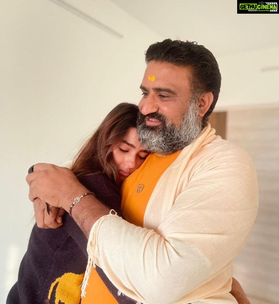 Kavya Thapar Instagram - गुरू ब्रह्मा गुरू विष्णु, गुरु देवो महेश्वरा गुरु साक्षात परब्रह्म, तस्मै श्री गुरुवे नम: अर्थात गुरु ही ब्रह्मा है, गुरु ही विष्णु है और गुरु ही भगवान शंकर है। गुरु ही साक्षात परब्रह्म है। ऐसे गुरु को मैं प्रणाम करती हूं। Aap sabhi ko Gurupurnima ki badhaiya 🎉 Bhagwan aap sabhi ko Guru ki apratyaksh kripa daan kare✨ 🪷 May you all find your guru 🪷 “ Sunn Lo Chatur Sujaan Nigure nahin rehna, Nigure Ka Nahin Kahin Thikana, Chauraasi Mein Aana Jaana । Pade Narak Ki Khan, Nigure Nahin Rehna.. “ Shukrana guruji 🙏✨ Mera aapki kripa se sab kaam ho raha hai .. karte ho tum guruji, mera naam ho raha hai 🩷💐 Aap na hote toh aaj hum na hote, hote toh na jaane kaise kaha hote… Shukrana Shukrana Shukrana Mere Ram 💗🪷🥺🫂👨👧🩷✨ Anant Dham