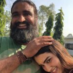 Kavya Thapar Instagram - गुरू ब्रह्मा गुरू विष्णु, गुरु देवो महेश्वरा गुरु साक्षात परब्रह्म, तस्मै श्री गुरुवे नम: अर्थात गुरु ही ब्रह्मा है, गुरु ही विष्णु है और गुरु ही भगवान शंकर है। गुरु ही साक्षात परब्रह्म है। ऐसे गुरु को मैं प्रणाम करती हूं। Aap sabhi ko Gurupurnima ki badhaiya 🎉 Bhagwan aap sabhi ko Guru ki apratyaksh kripa daan kare✨ 🪷 May you all find your guru 🪷 “ Sunn Lo Chatur Sujaan Nigure nahin rehna, Nigure Ka Nahin Kahin Thikana, Chauraasi Mein Aana Jaana । Pade Narak Ki Khan, Nigure Nahin Rehna.. “ Shukrana guruji 🙏✨ Mera aapki kripa se sab kaam ho raha hai .. karte ho tum guruji, mera naam ho raha hai 🩷💐 Aap na hote toh aaj hum na hote, hote toh na jaane kaise kaha hote… Shukrana Shukrana Shukrana Mere Ram 💗🪷🥺🫂👨‍👧🩷✨ Anant Dham