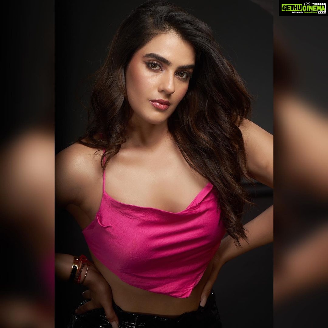 Kavya Thapar Instagram - Not your regular Tuesday! . . TEAM Shot by - @amyn.hooda Hmu - @priyankachourasia342 Styling - @kavyathapar20 (me) Agency - @runwaylifestyl @runwaylifestylstudio @varunkatoch06 @jaikishenraheja ✨ #instagood #ootd #photooftheday India