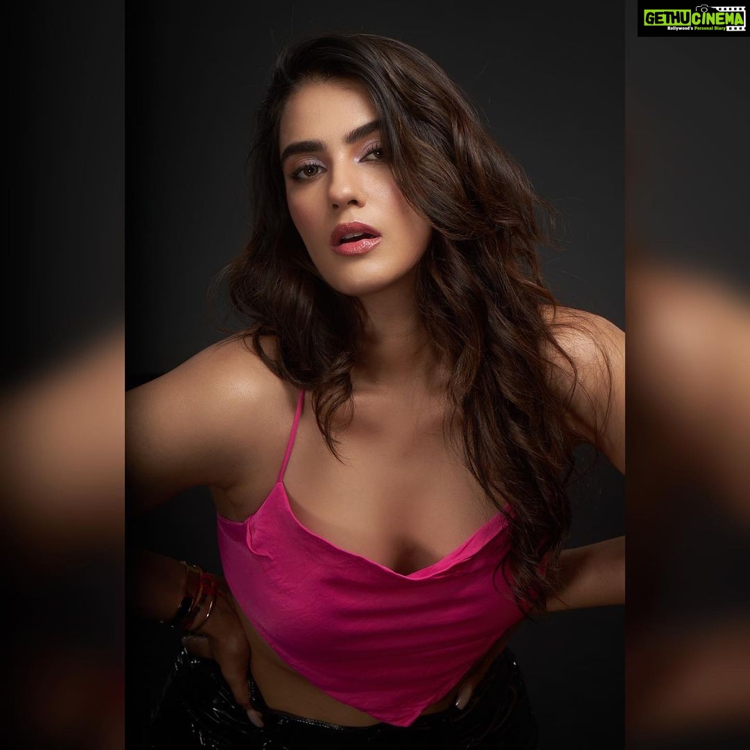Kavya Thapar Instagram - Not your regular Tuesday! . . TEAM Shot by - @amyn.hooda Hmu - @priyankachourasia342 Styling - @kavyathapar20 (me) Agency - @runwaylifestyl @runwaylifestylstudio @varunkatoch06 @jaikishenraheja ✨ #instagood #ootd #photooftheday India