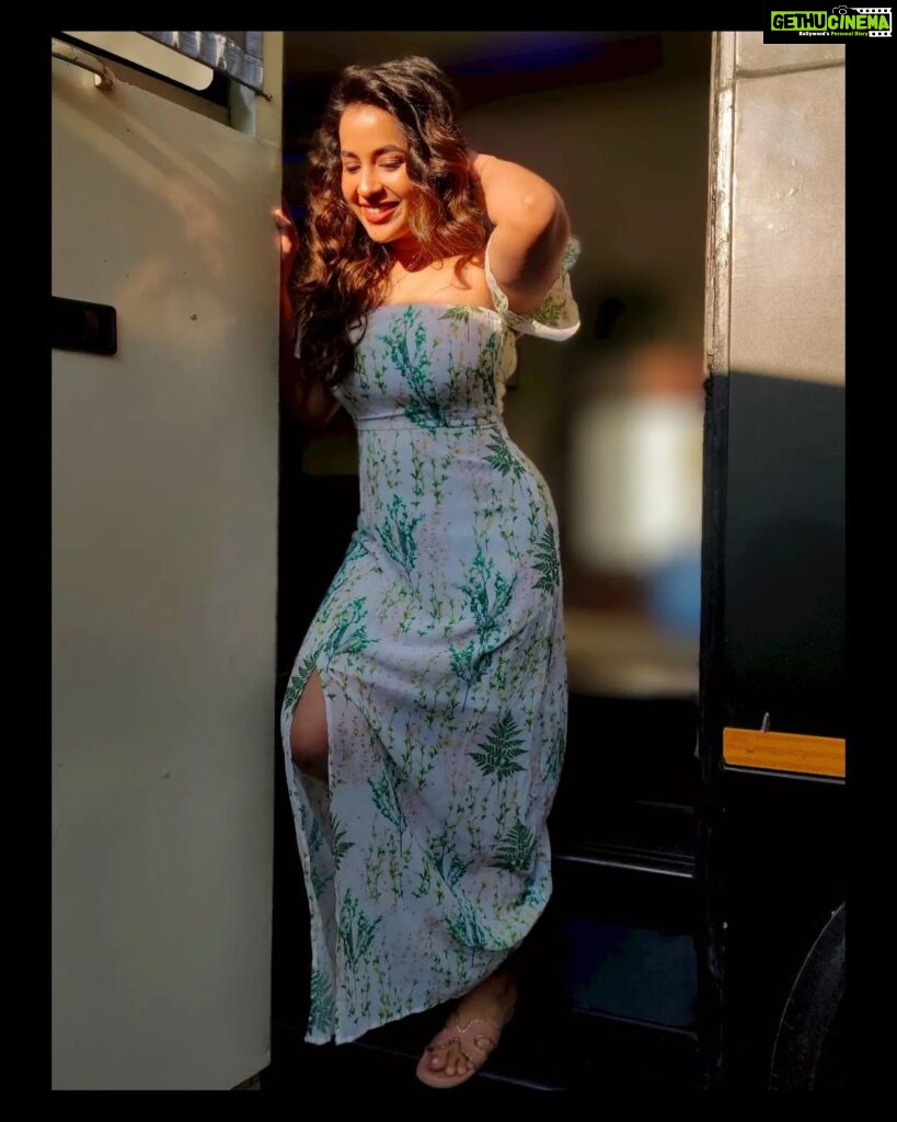 Komalee Prasad Instagram - What sunshine is to flowers , love is to humanity 🌞❤ #bts from my next with the styling done by the director herself @praveena.rao ❤ Makeup @rameshkumar8501 Hair @raghavacharyramoju