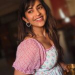 Komalee Prasad Instagram – When there is golden hour and filter kaapi , there’s no need to pose for candids 🌤️☕

#love ♥️