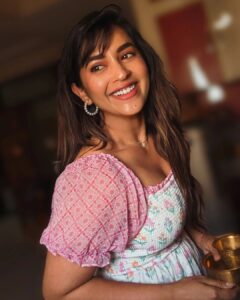 Komalee Prasad Instagram - When there is golden hour and filter kaapi , there's no need to pose for candids 🌤️☕

#love ♥️