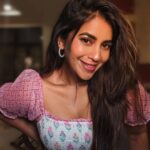 Komalee Prasad Instagram – When there is golden hour and filter kaapi , there’s no need to pose for candids 🌤️☕

#love ♥️