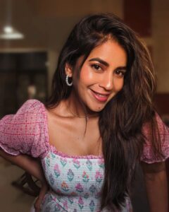 Komalee Prasad Instagram - When there is golden hour and filter kaapi , there's no need to pose for candids 🌤️☕

#love ♥️