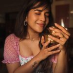 Komalee Prasad Instagram – When there is golden hour and filter kaapi , there’s no need to pose for candids 🌤️☕

#love ♥️
