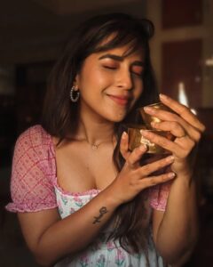 Komalee Prasad Instagram - When there is golden hour and filter kaapi , there's no need to pose for candids 🌤️☕

#love ♥️