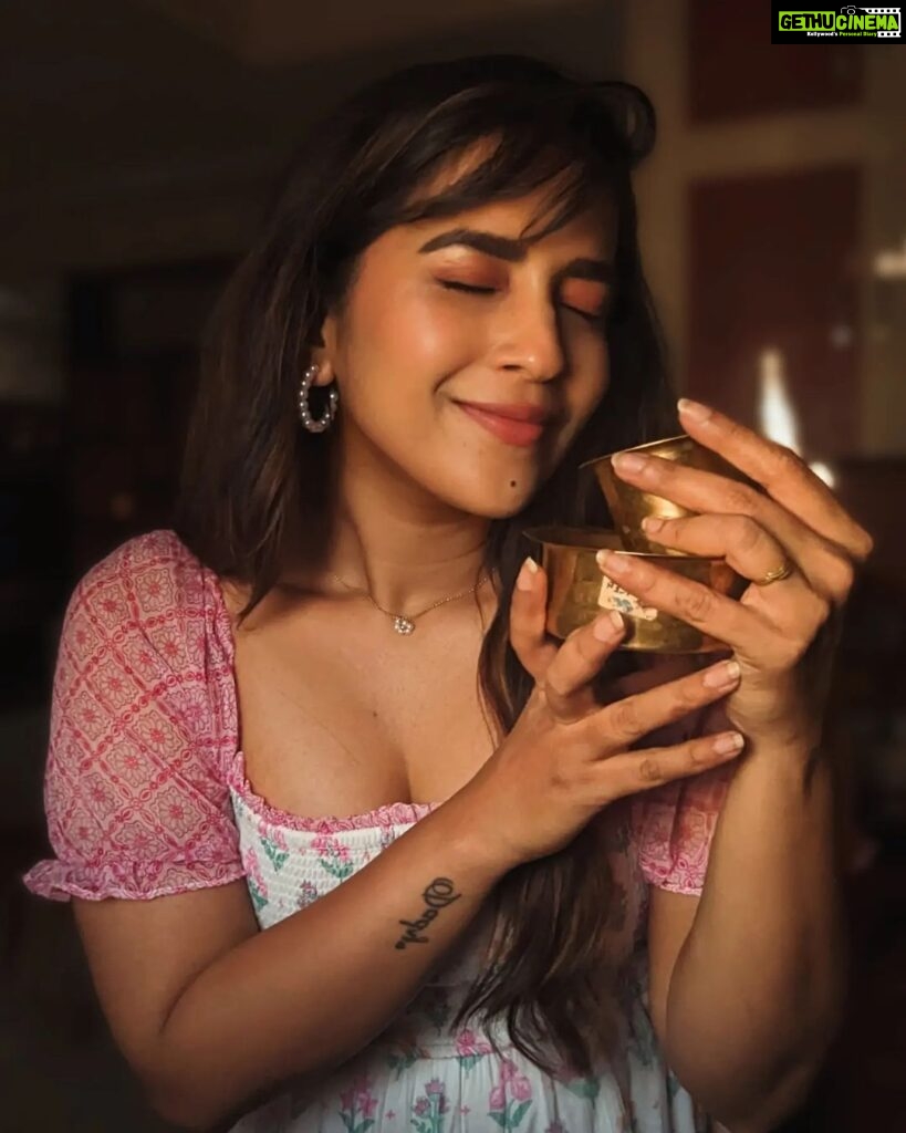 Komalee Prasad Instagram - When there is golden hour and filter kaapi , there's no need to pose for candids 🌤️☕ #love ♥️