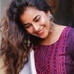 Komalee Prasad Instagram - Hair full of waves...face full of smiles and heart full of love...💕🌊 Thank you for all the compliments you're showering on our #sasivadane title track 💗