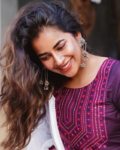 Komalee Prasad Instagram - Hair full of waves...face full of smiles and heart full of love...💕🌊

Thank you for all the compliments you're showering on our #sasivadane title track 💗