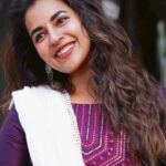 Komalee Prasad Instagram - Hair full of waves...face full of smiles and heart full of love...💕🌊 Thank you for all the compliments you're showering on our #sasivadane title track 💗