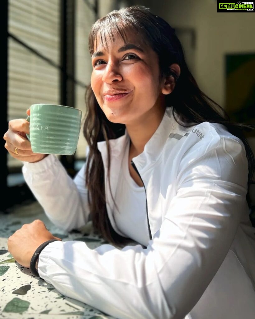 Komalee Prasad Instagram - No caption...just a happy me with some food and sunshine.... Ps some preachings in fourth swipe 😋♥️