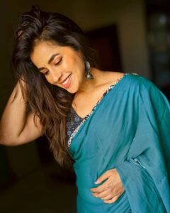 Komalee Prasad Instagram - Happy makara sankranti 🌿 🪁🌾

Outfit - Amma's saree ♥️