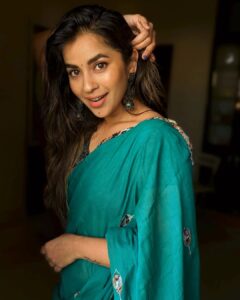 Komalee Prasad Instagram - Happy makara sankranti 🌿 🪁🌾

Outfit - Amma's saree ♥️
