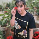 Komalee Prasad Instagram – Bloominggg 🌸🌼🍁🌺🏵️

PS last pic inspiration – meme god 🙏🏻