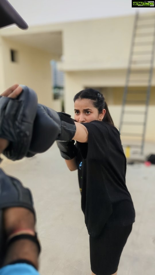 Komalee Prasad Instagram - The storm in my calm... 🥊🥊 Can't #calmdown Feeling my best and doing my best...all because of you @the_heavy_fist 💥💥 #boxing #beginner