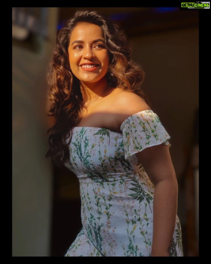 Komalee Prasad Instagram - What sunshine is to flowers , love is to humanity 🌞❤️ #bts from my next with the styling done by the director herself @praveena.rao ❤️ Makeup @rameshkumar8501 Hair @raghavacharyramoju