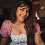 Komalee Prasad Instagram – When there is golden hour and filter kaapi , there’s no need to pose for candids 🌤️☕

#love ♥️