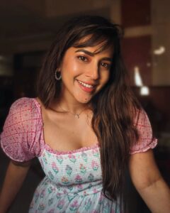 Komalee Prasad Instagram - When there is golden hour and filter kaapi , there's no need to pose for candids 🌤️☕

#love ♥️