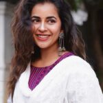 Komalee Prasad Instagram - Hair full of waves...face full of smiles and heart full of love...💕🌊 Thank you for all the compliments you're showering on our #sasivadane title track 💗