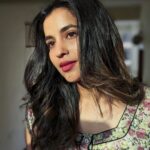 Komalee Prasad Instagram - Let me be your sunshine ☀️❤️🌈🦋 #goldenhour Makeup @makeupbyramakrishna Hair @raghavacharyramoju