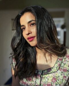Komalee Prasad Instagram - Let me be your sunshine ☀️❤️🌈🦋

#goldenhour 

Makeup @makeupbyramakrishna 
Hair @raghavacharyramoju