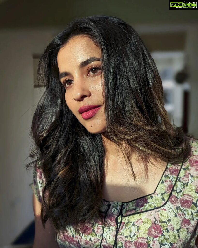 Komalee Prasad Instagram - Let me be your sunshine ☀❤🌈🦋 #goldenhour Makeup @makeupbyramakrishna Hair @raghavacharyramoju