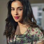 Komalee Prasad Instagram - Let me be your sunshine ☀️❤️🌈🦋 #goldenhour Makeup @makeupbyramakrishna Hair @raghavacharyramoju