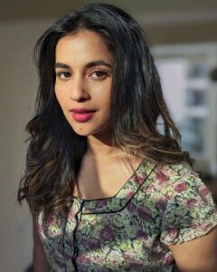 Komalee Prasad Instagram - Let me be your sunshine ☀️❤️🌈🦋

#goldenhour 

Makeup @makeupbyramakrishna 
Hair @raghavacharyramoju