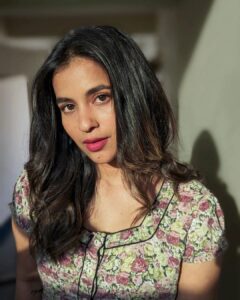 Komalee Prasad Instagram - Let me be your sunshine ☀️❤️🌈🦋

#goldenhour 

Makeup @makeupbyramakrishna 
Hair @raghavacharyramoju