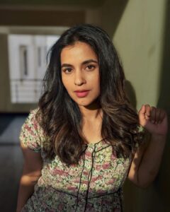 Komalee Prasad Instagram - Let me be your sunshine ☀️❤️🌈🦋

#goldenhour 

Makeup @makeupbyramakrishna 
Hair @raghavacharyramoju