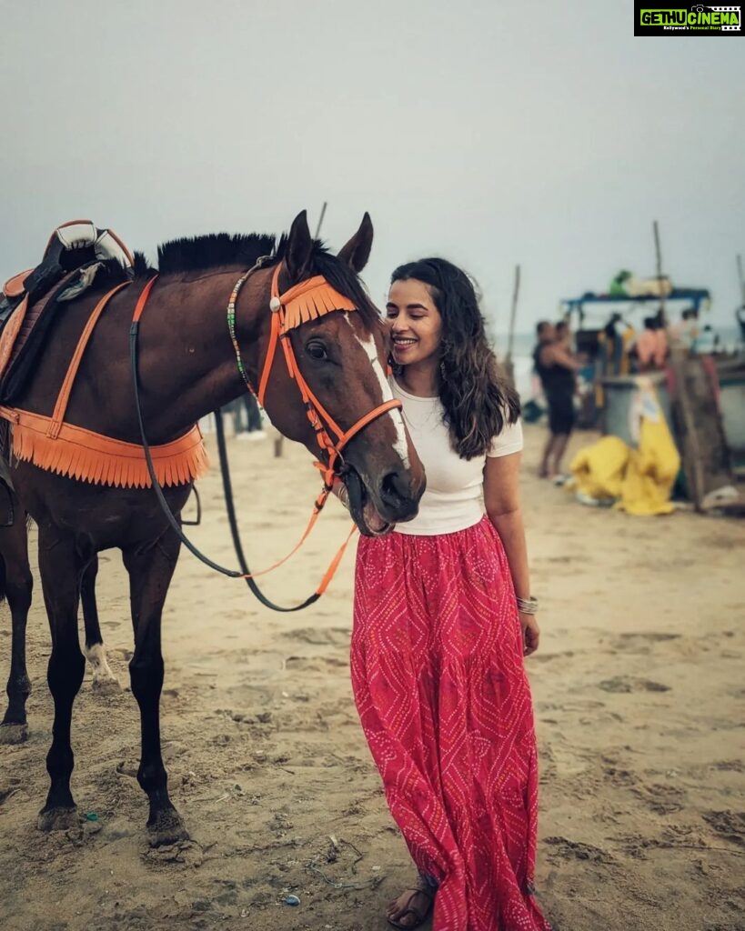 Komalee Prasad Instagram - Surrender ❤🦋🌄🌊🐎 #beachday #mahabalipuram