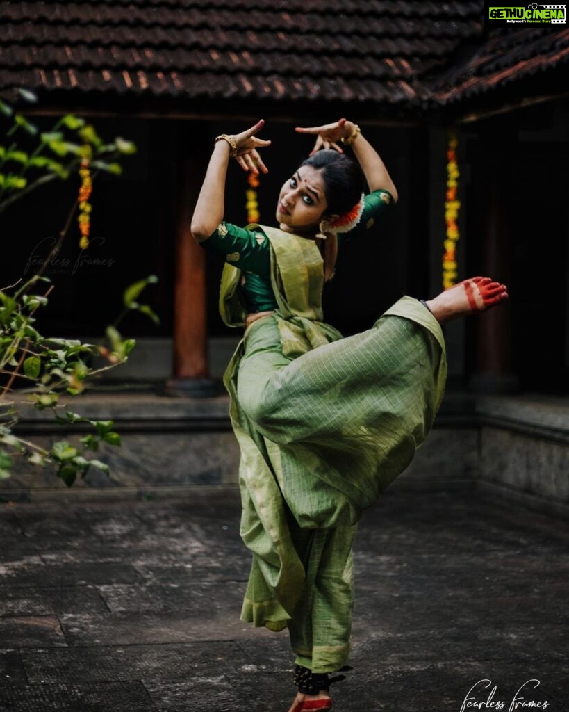 Lakshmi Menon Instagram - 𝒜 𝒢𝑜𝓁𝒹𝑒𝓃 𝒮𝓉𝒶𝓉𝑒 𝒪𝒻 𝑀𝒾𝓃𝒹 Photographed by : @harikuttanhk MUA : @amal_ajithkumar Kakkattu Mana - കക്കാട്ടുമന